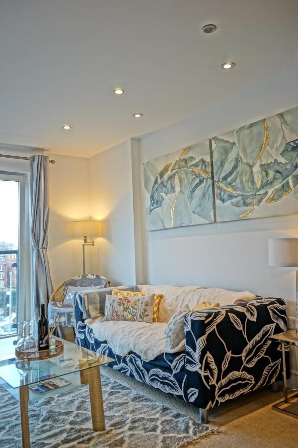 Soak Up The Light At A Soothing, Stylish Apartment In Swansea Marina Eksteriør billede