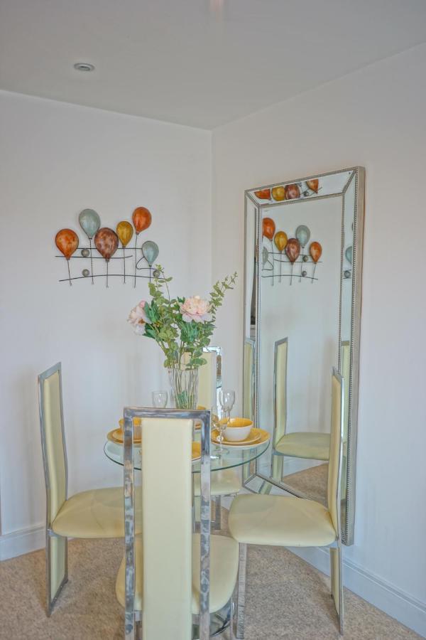 Soak Up The Light At A Soothing, Stylish Apartment In Swansea Marina Eksteriør billede