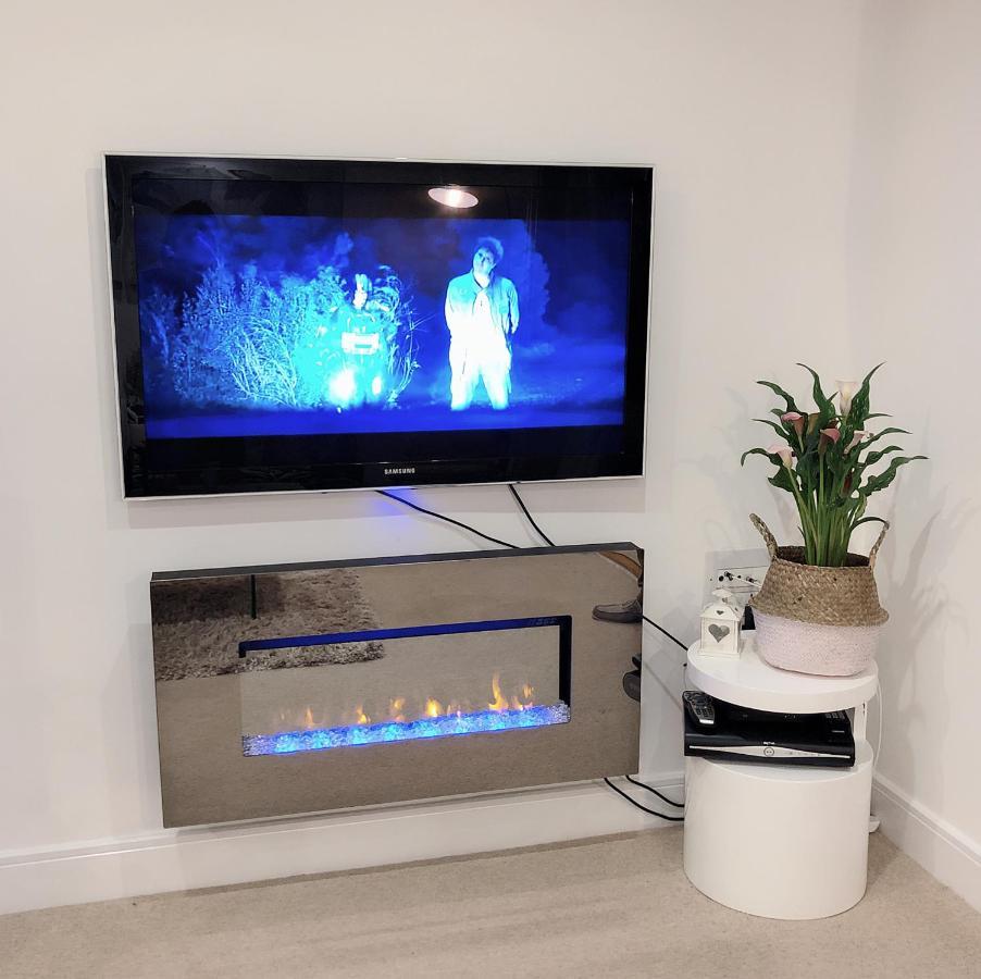 Soak Up The Light At A Soothing, Stylish Apartment In Swansea Marina Eksteriør billede