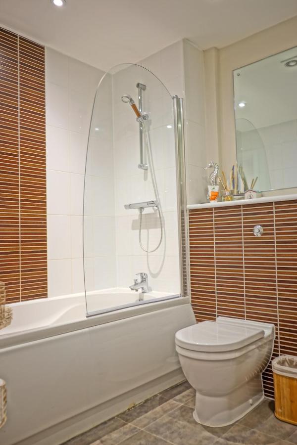 Soak Up The Light At A Soothing, Stylish Apartment In Swansea Marina Eksteriør billede