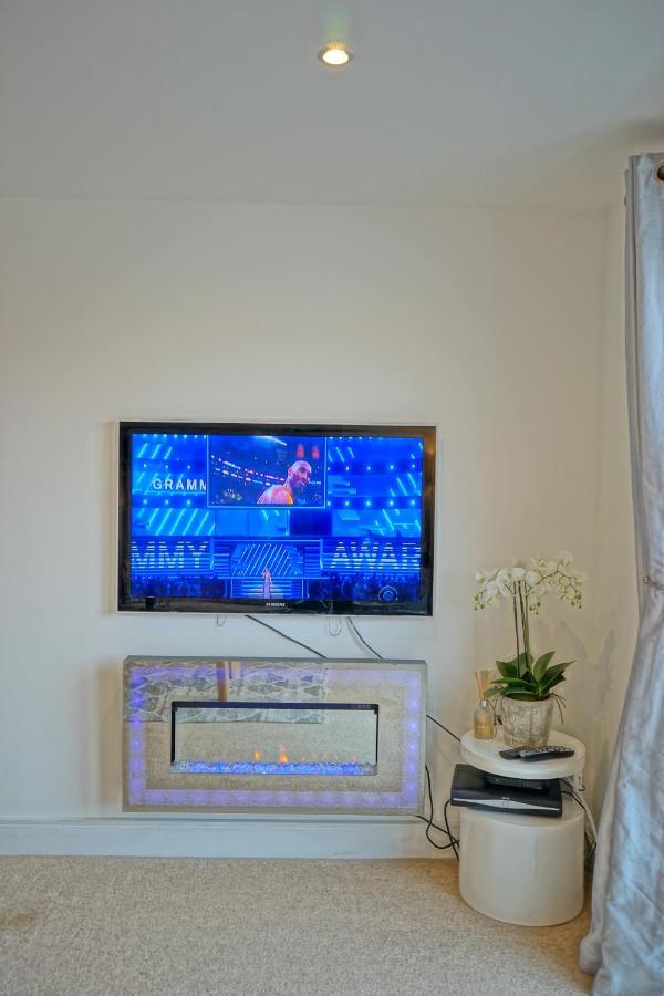 Soak Up The Light At A Soothing, Stylish Apartment In Swansea Marina Eksteriør billede