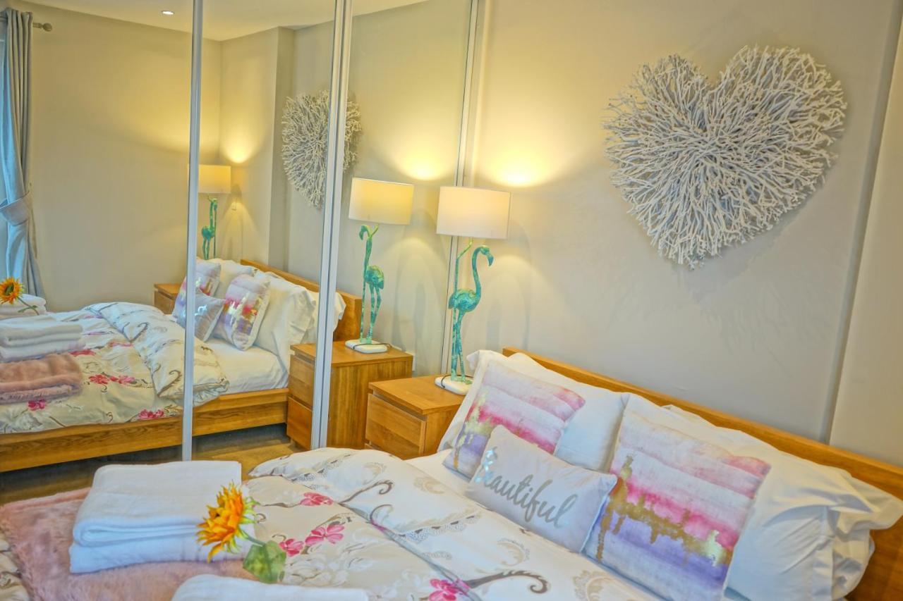 Soak Up The Light At A Soothing, Stylish Apartment In Swansea Marina Eksteriør billede