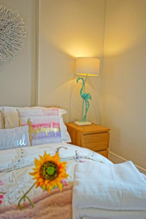 Soak Up The Light At A Soothing, Stylish Apartment In Swansea Marina Eksteriør billede