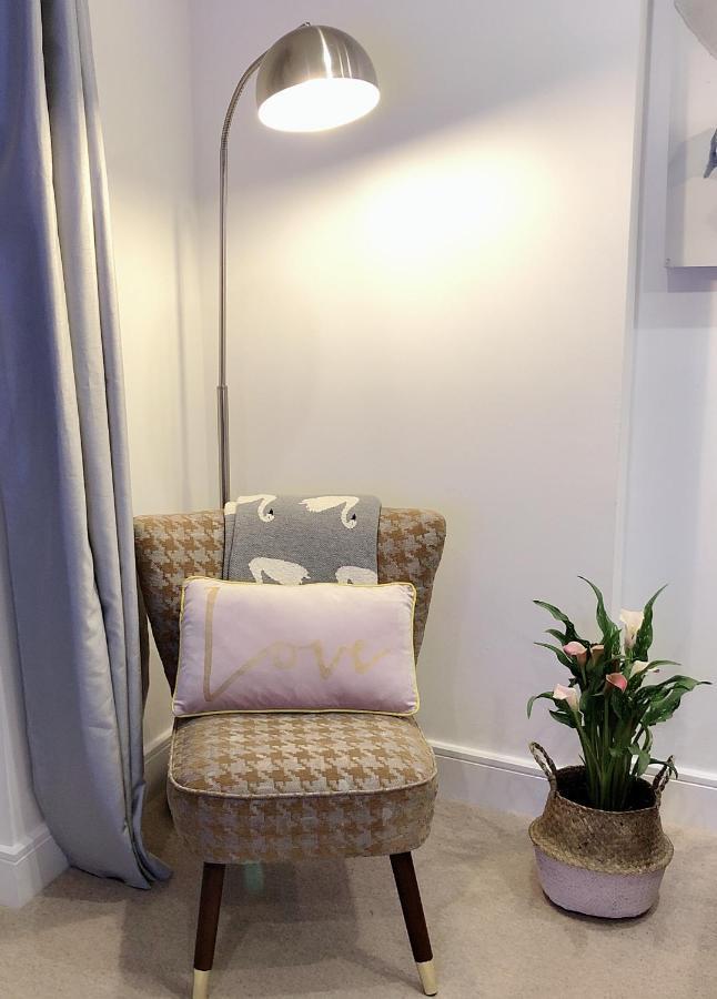 Soak Up The Light At A Soothing, Stylish Apartment In Swansea Marina Eksteriør billede