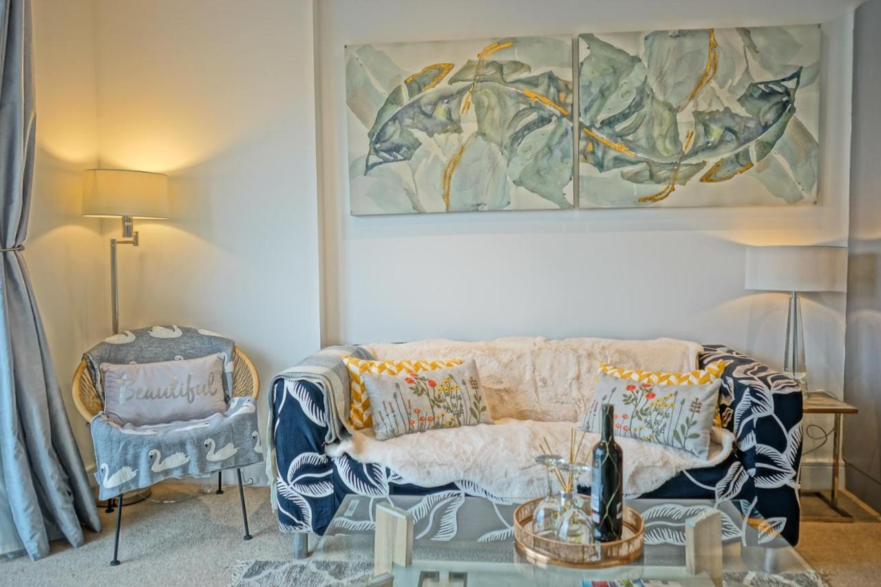 Soak Up The Light At A Soothing, Stylish Apartment In Swansea Marina Eksteriør billede