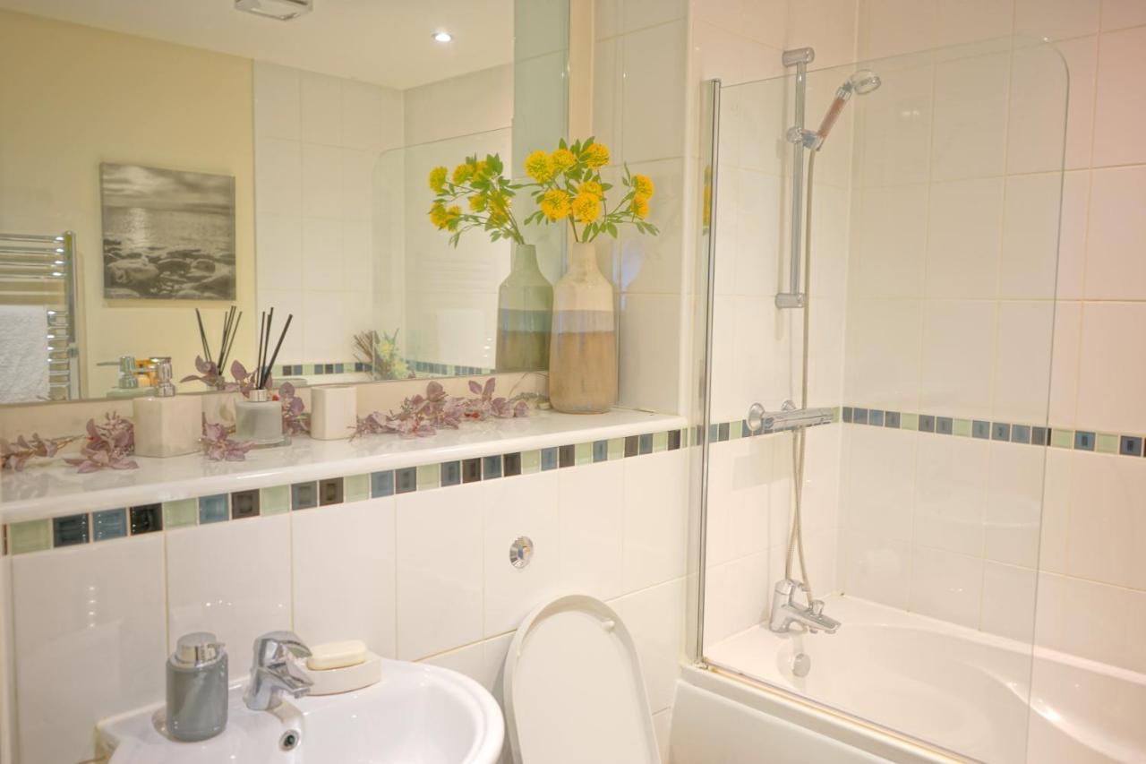 Soak Up The Light At A Soothing, Stylish Apartment In Swansea Marina Eksteriør billede