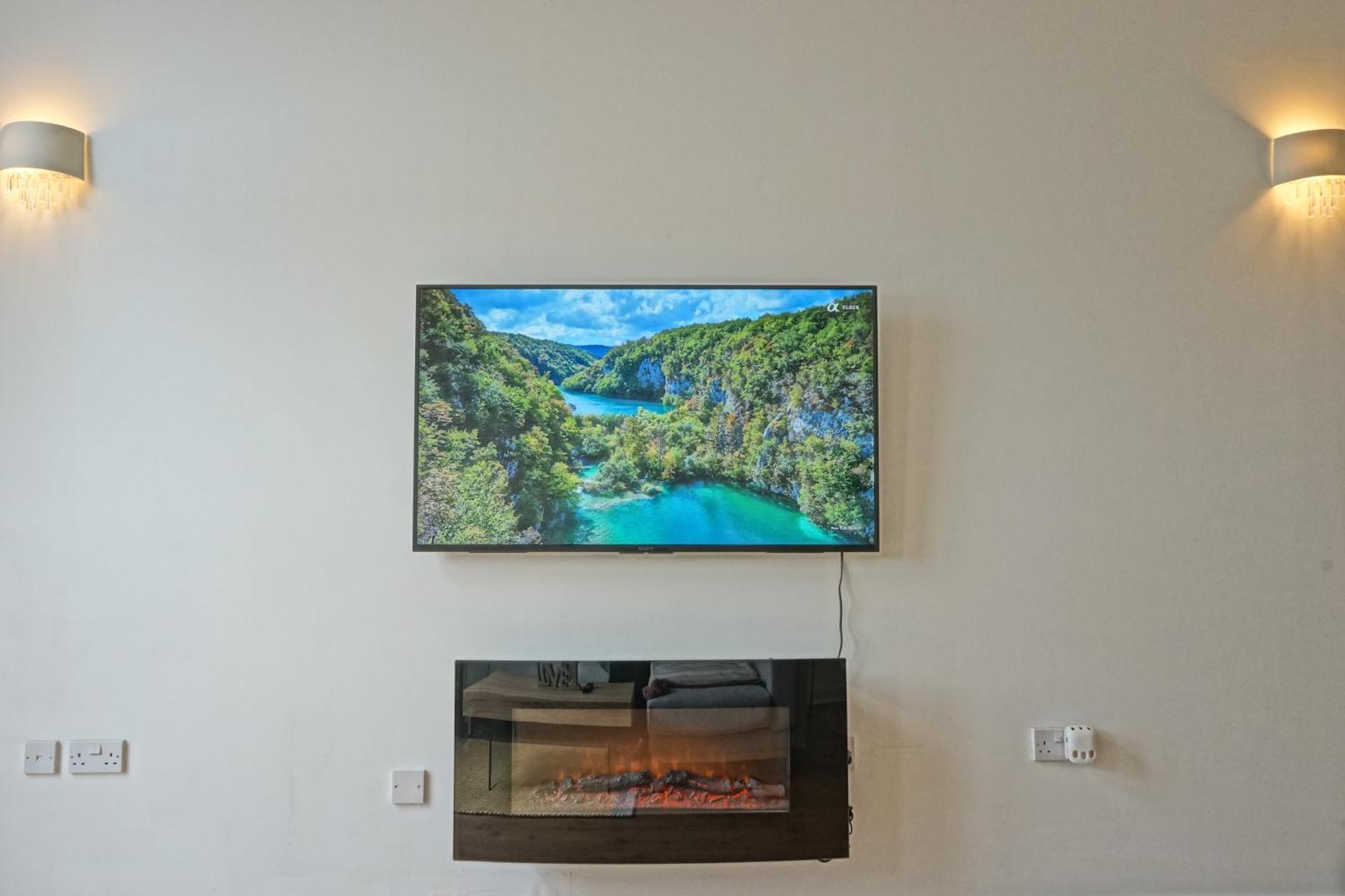 Soak Up The Light At A Soothing, Stylish Apartment In Swansea Marina Eksteriør billede