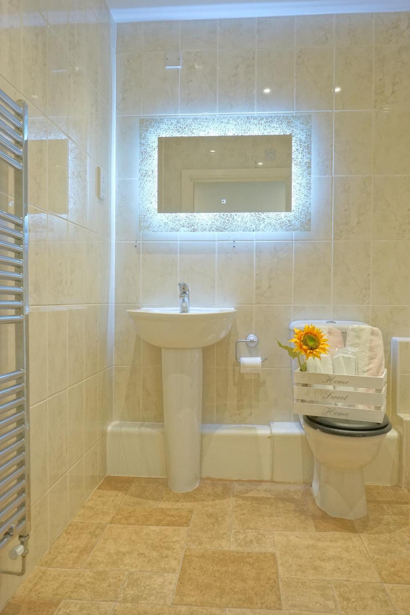 Soak Up The Light At A Soothing, Stylish Apartment In Swansea Marina Eksteriør billede