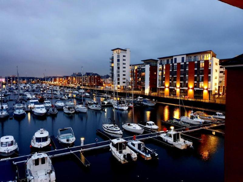 Soak Up The Light At A Soothing, Stylish Apartment In Swansea Marina Eksteriør billede