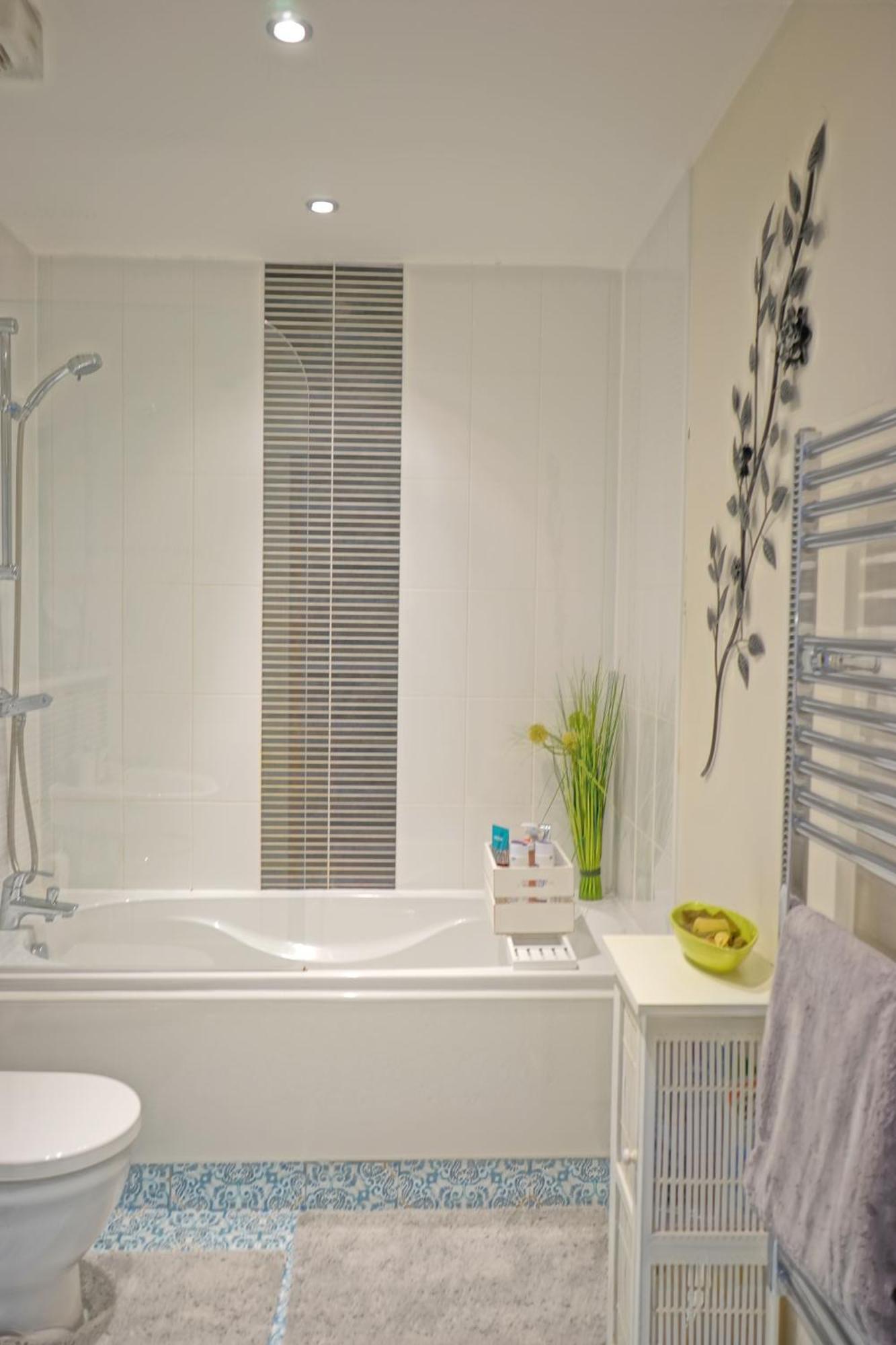 Soak Up The Light At A Soothing, Stylish Apartment In Swansea Marina Værelse billede