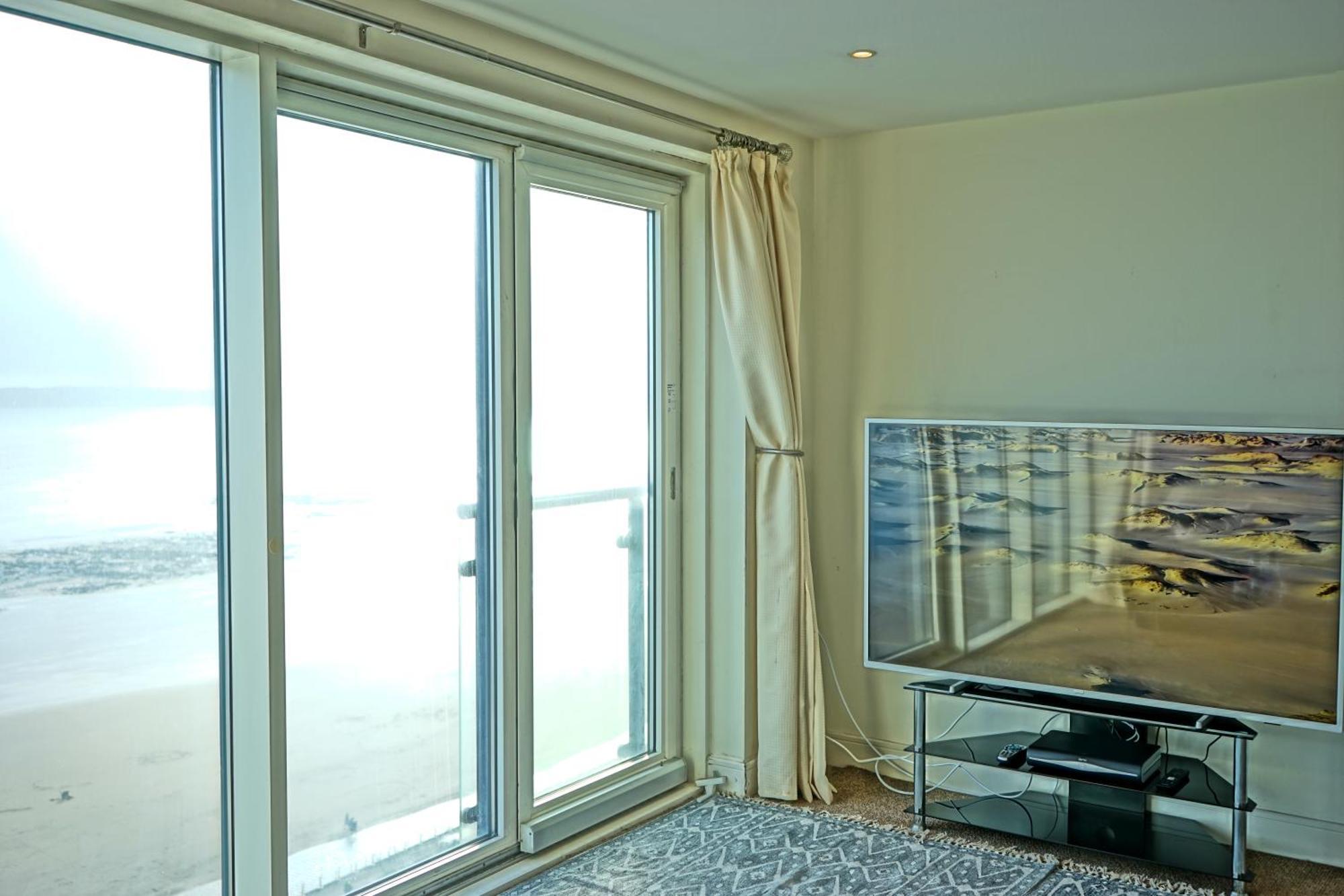 Soak Up The Light At A Soothing, Stylish Apartment In Swansea Marina Værelse billede