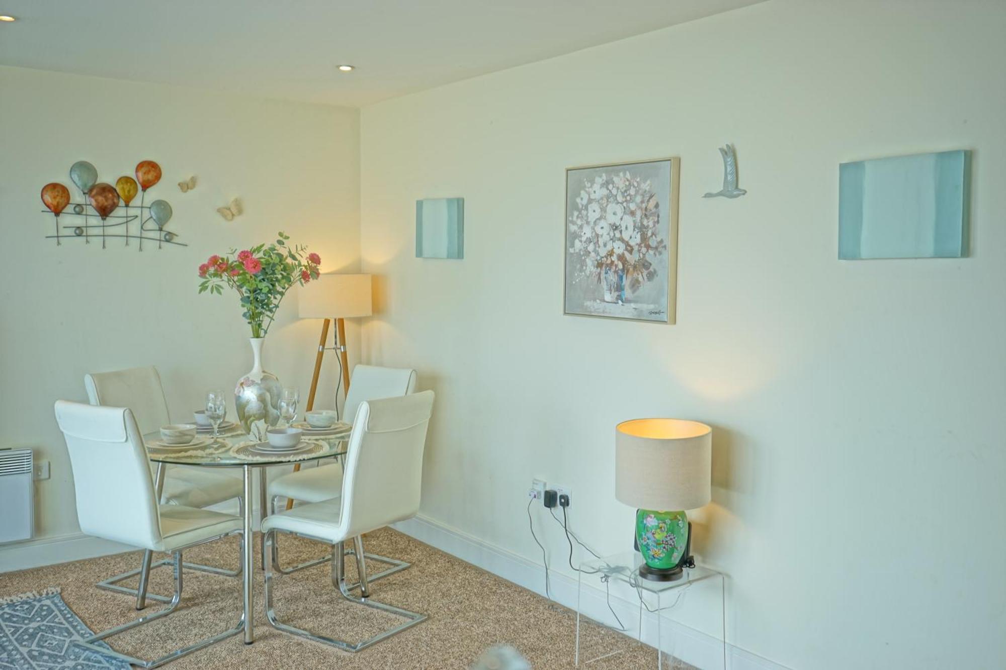Soak Up The Light At A Soothing, Stylish Apartment In Swansea Marina Værelse billede