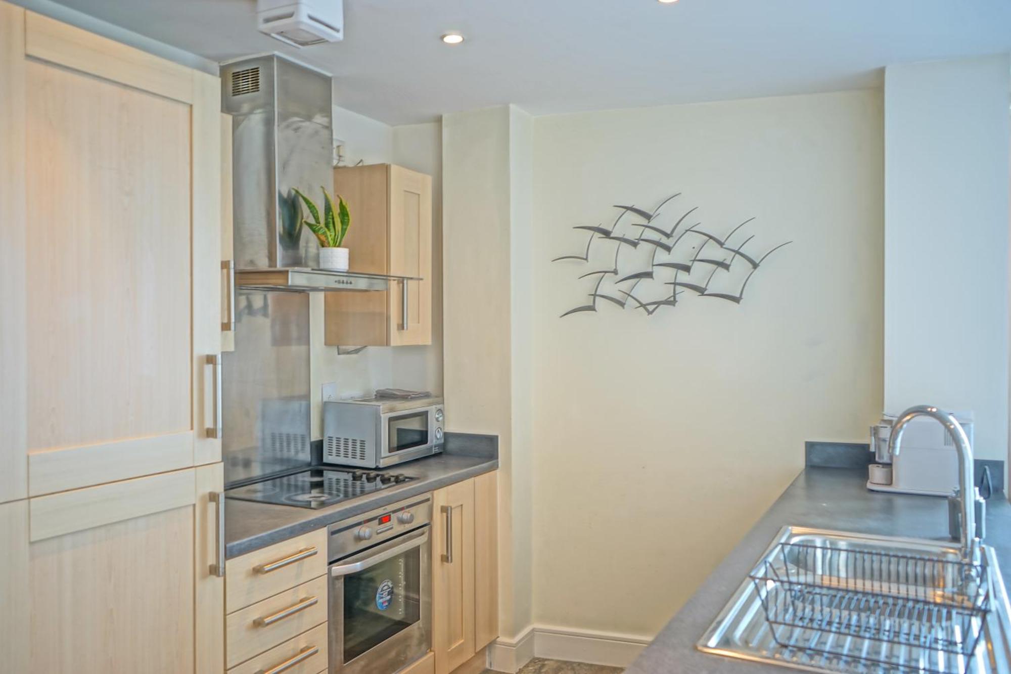 Soak Up The Light At A Soothing, Stylish Apartment In Swansea Marina Værelse billede